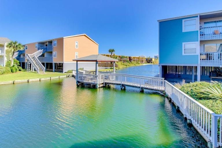 Lovely condo with private beach access - pool private balcony & laundry - B&B Pensacola Beach