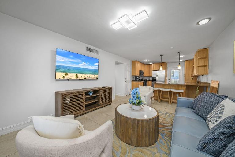 Downtown Naples Retreat - Walk to 5th Ave & Beach - Chambres d'hôtes Naples
