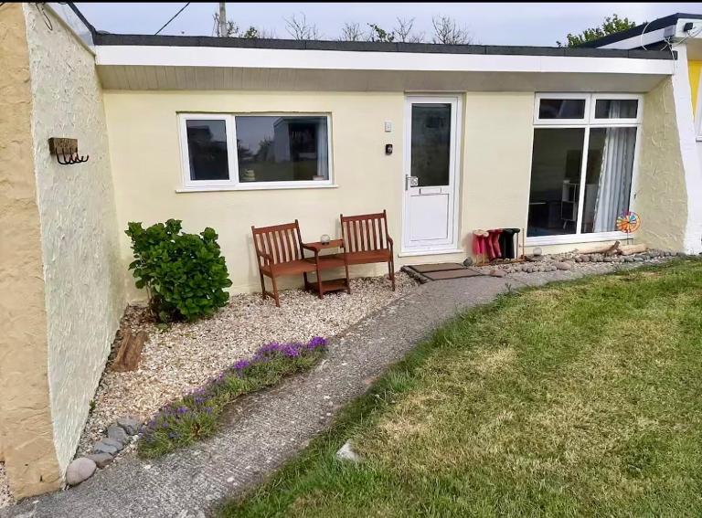 Seawaves Chalet - Coastal Escape Near the Beach - B&B Widemouth Bay