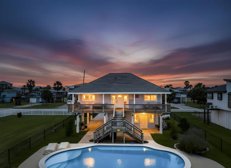 Relaxed Beach Getaway with Canal Views - Ferienwohnung Galveston