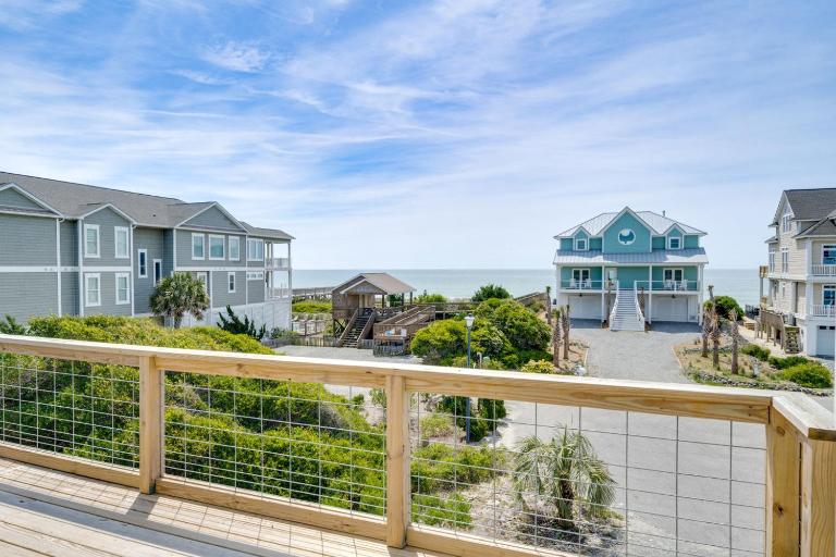 Porpoise in Life - Hot Tub-Steps to the Beach! - B&B North Topsail Beach