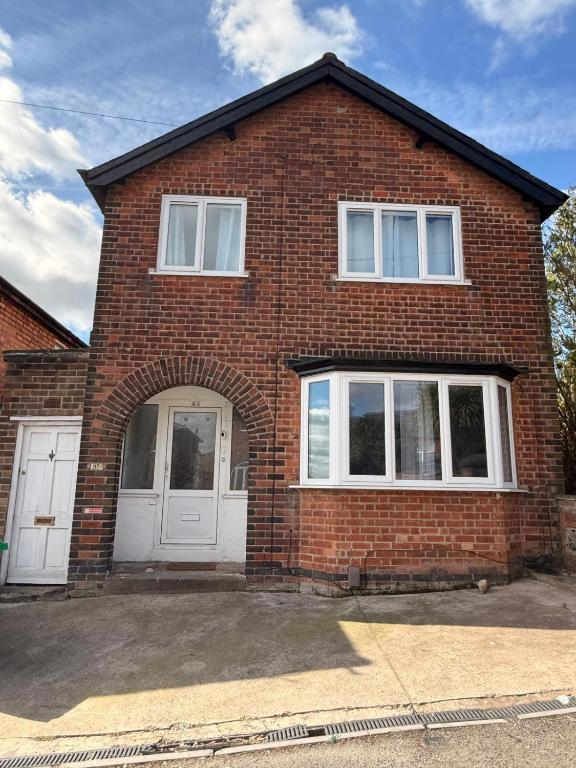 Modern 3 bedroom home - B&B Nottingham