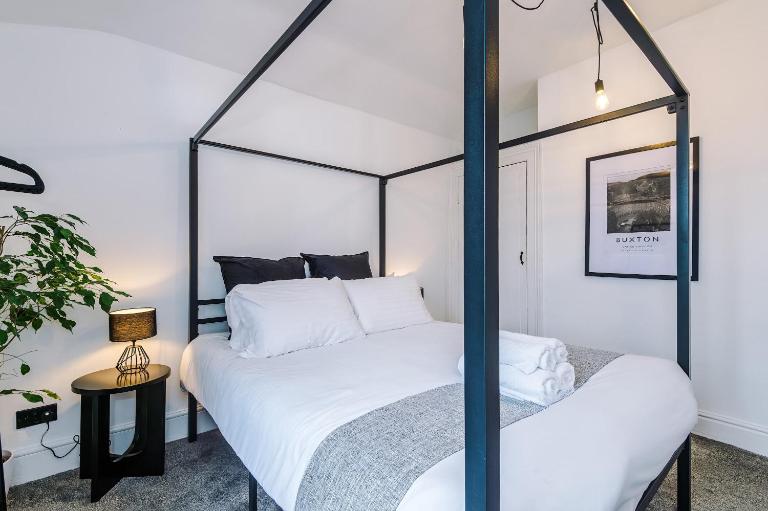 'The Frank' Four-Poster Penthouse with Free Parking by Rest&Recharge - Chambres d'hôtes Buxton
