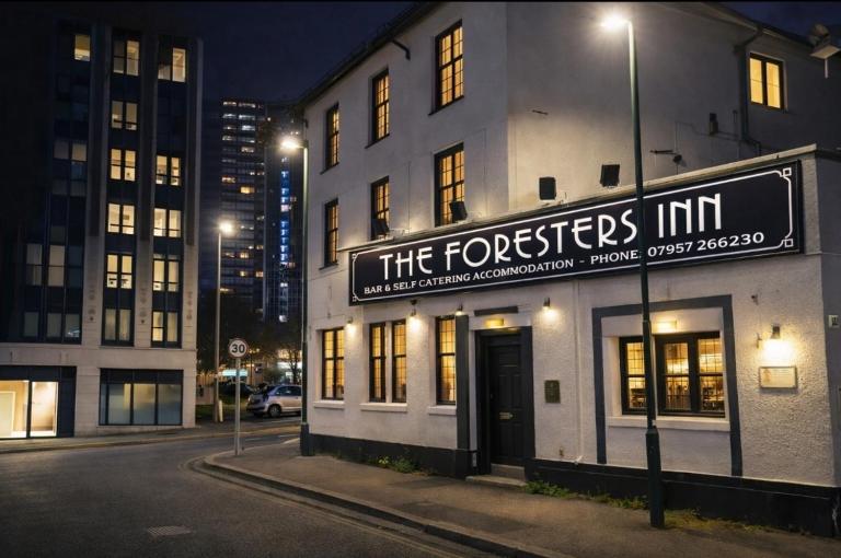 Your own City Centre Pub and Accommodation for Stag Parties, Contractors, Events - 7 Double Bedrooms - 11 Beds - 3 Bathrooms - Kitchen - Your Bar & Games Room - Snooker, Darts, Football Table - Parking Cars and Vans at Five Pounds a Day - Bar is not open - B&B Nottingham