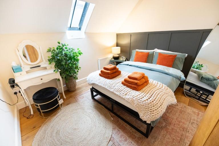 Mews - Worcester City - Gated - Self Check In - Free WIFI - 1 King - 2 Doubles - 1 Cot - TVs in bedrooms - Sleeps 6 - Free Parking - Pets welcome - B&B Worcester