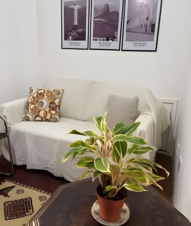 Lindo Quarto e sala em frente metro da Carioca - B&B Rio de Janeiro