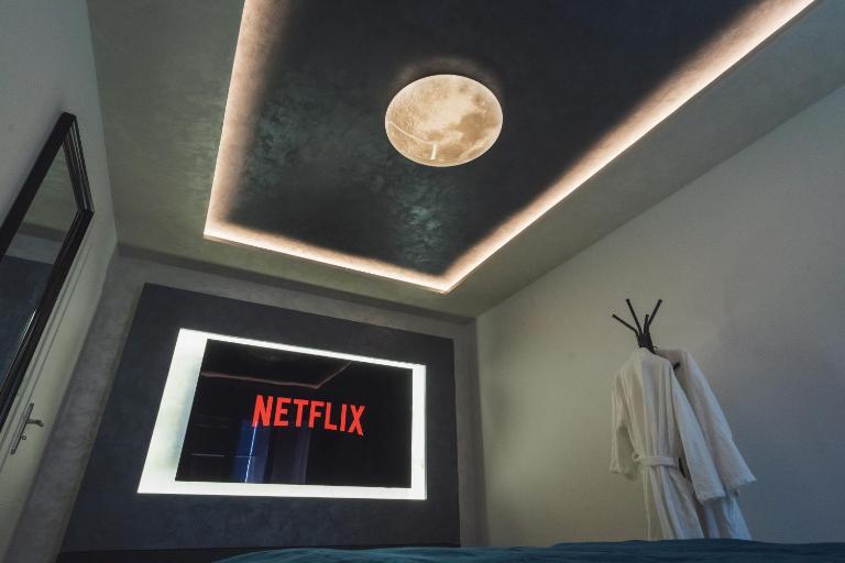 La Suite Interstellar - Cinéma Room & Balnéo - B&B Annemasse