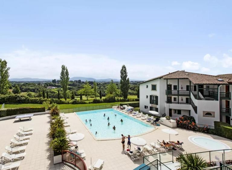 Cocon lumineux avec Piscine et vue sur les Pyrénées - B&B Arcangues
