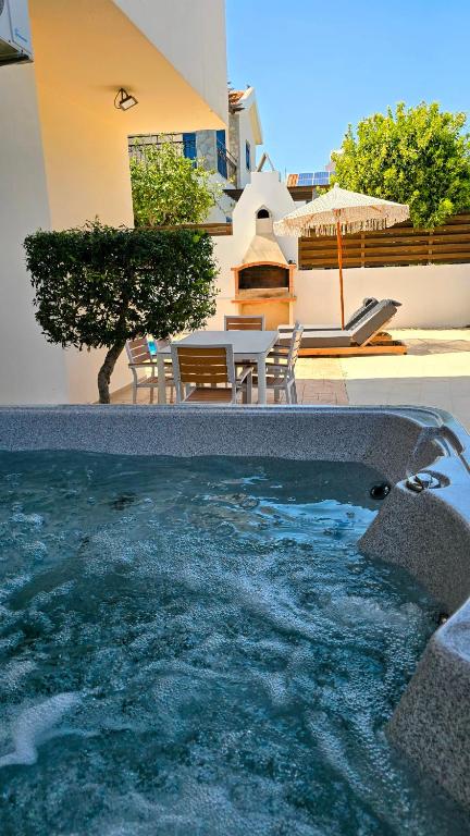 Villa Alkioni 31 with Pool and Jacuzzi - Ferienwohnung Paralímni