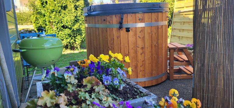le chalet vert & bain nordique privatif Skadi tps de chauffe 1h30 - B&B Frambouhans