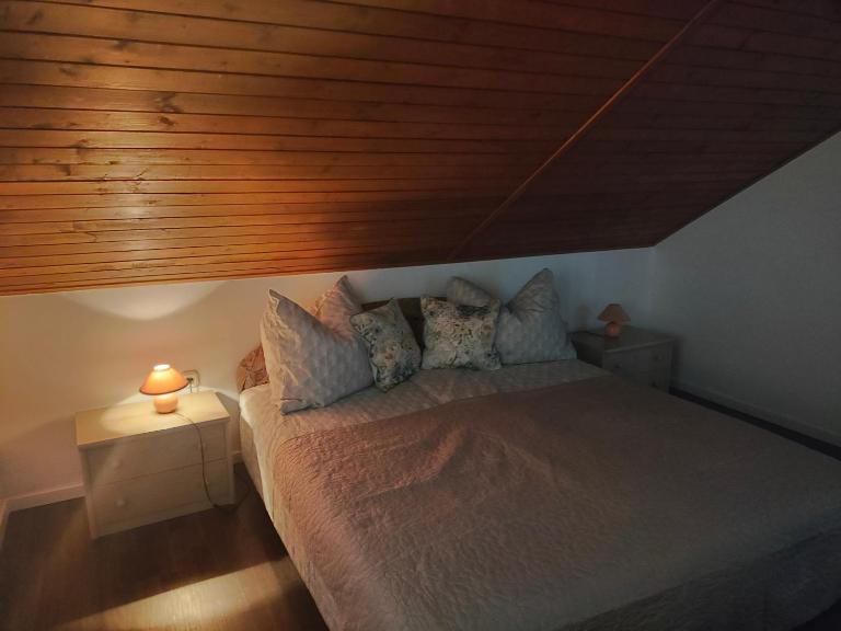 Csengi Apartman - B&B Balatonszárszó