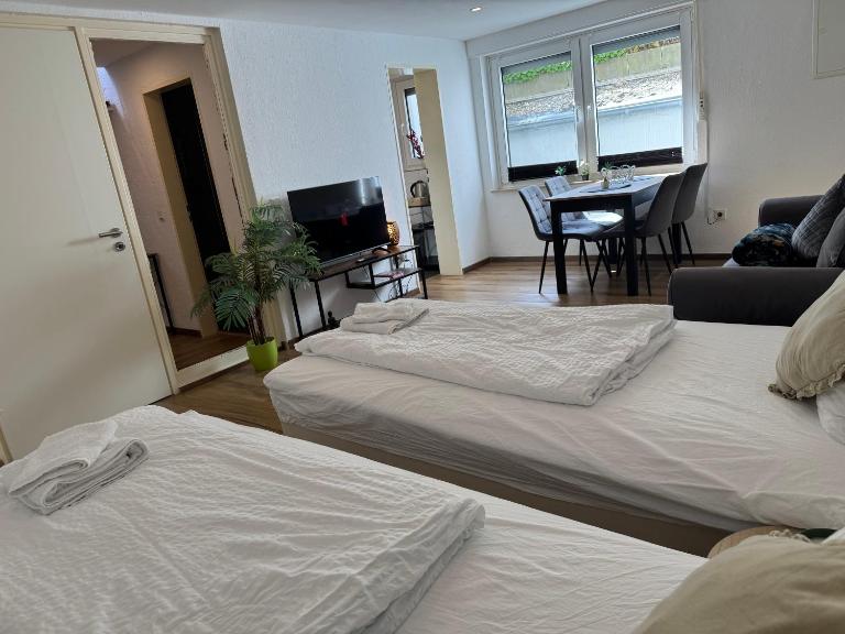 FÜR 3, Boxspringbetten, Küche, Smart TV, Internet - B&B Dortmund
