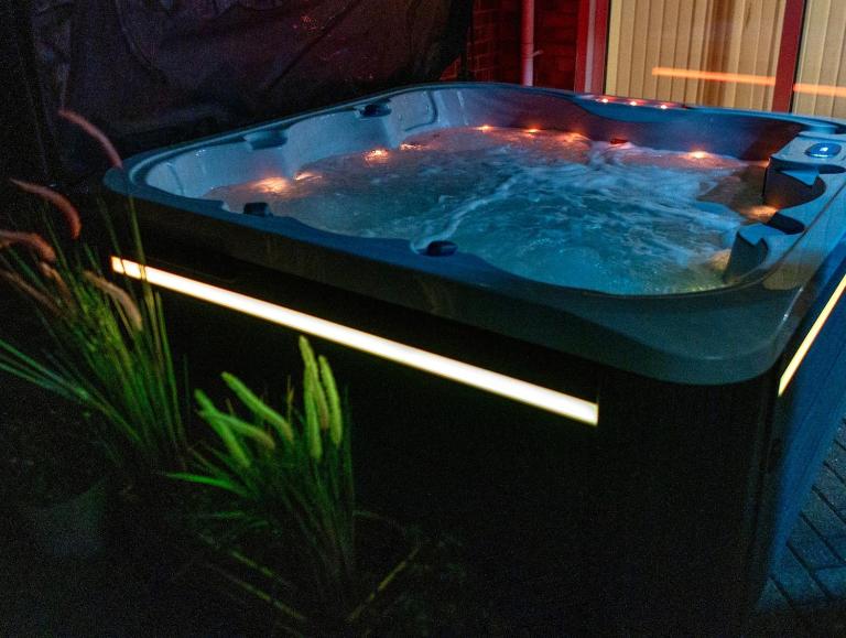 Luxury Spa Retreat with HotTub, Sauna and Massage Chair - Bed and Breakfast Great Baddow
