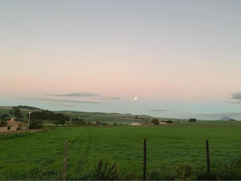 Peaceful 2bed pet-friendly cottage with farm views - Bed and Breakfast Moorreesburg