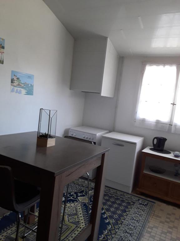 Chambre, cuisine ,coin exterieur privatif - Bed and Breakfast Saint-Lunaire