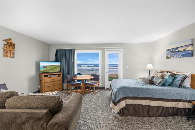 Ground Floor Oceanfront Condo - Full Kitchen - Pool & Hot Tub - Bed and Breakfast Lincoln City
