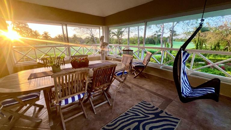 Elegant Golf Retreat with Jacuzzi Terrace - 3BR Apartment in Guavaberry Golf and Country Club - Gated Resort - B&B Juan Dolio