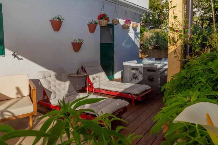 Queen Hvar Luxury Apartment Jacuzzi & Bikes - B&B Hvar