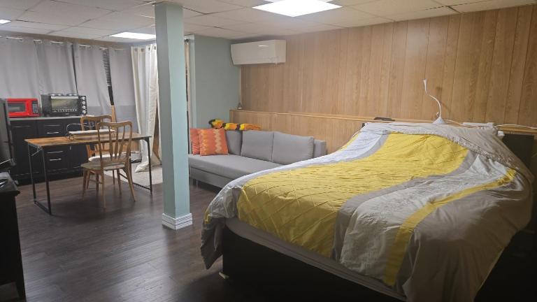 Walking distance to Wonderland Train Station - B&B Revere