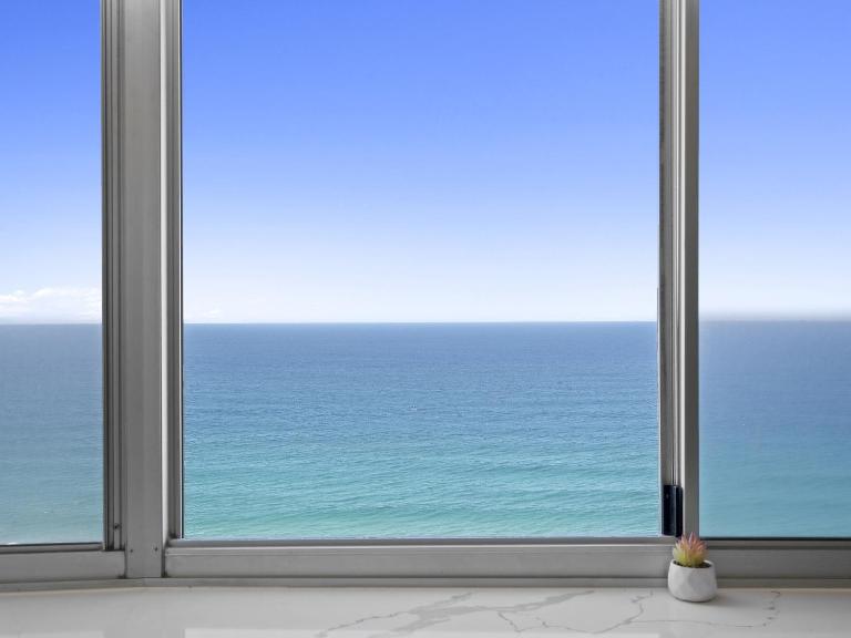 Timeless 3BR Oceanview stay in Surfers Free parking - B&B Gold Coast