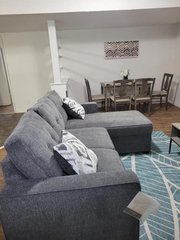 Executive Cozy 2bedroom Basement Suite - B&B Brandon