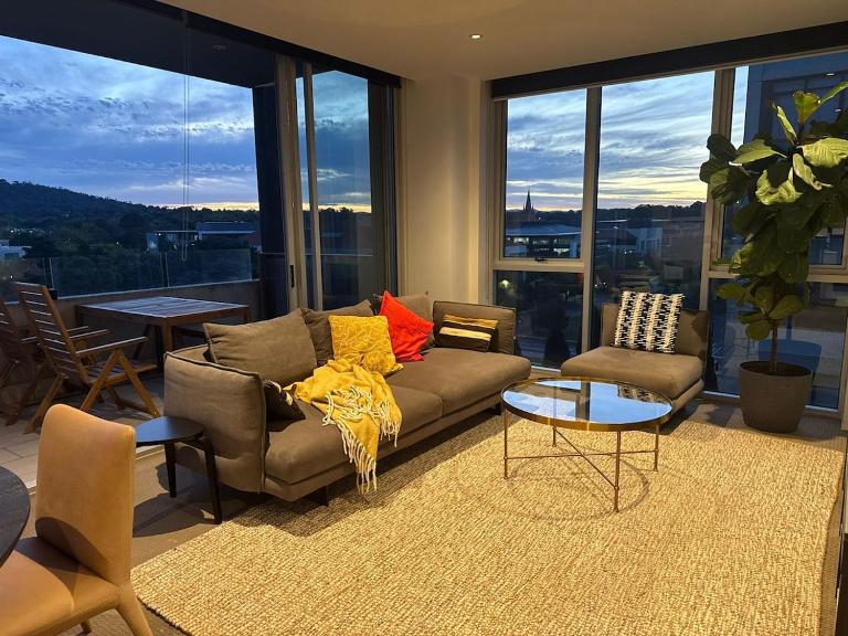 Stylish 1BR Spacious Penthouse Self Check-in, 7 min walk to parliament - Chambres d'hôtes Broughton Vale