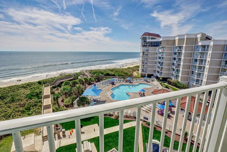 Oceanfront Stay w Pools & Stunning Coastal Views - Chambres d'hôtes North Topsail Beach