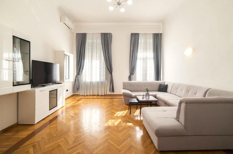 Golden Star Apartment - Spacious City Center Stay - B&B Zagreb