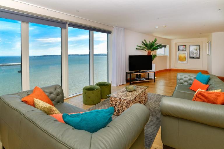 Marina Sky Penthouse 4BR City Views with parking - B&B Swansea