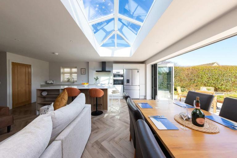 Stylish Coastal 3BD Bungalow with Garden - B&B West Wittering