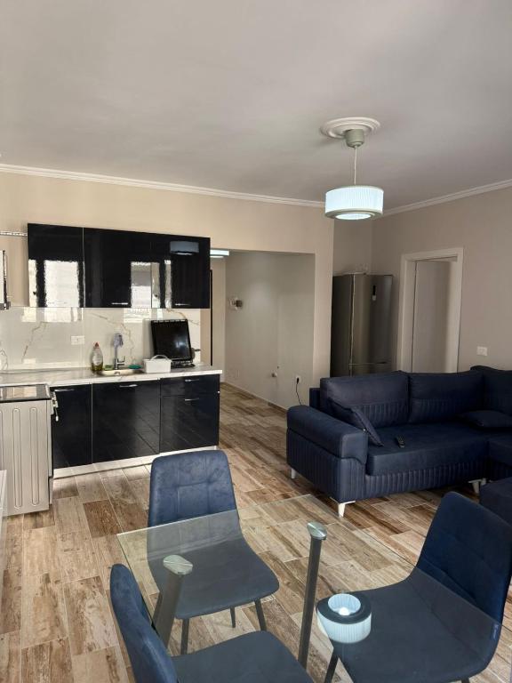 Modern Beach Apartment - 5 Min Walk to Sea - Balcony - AC - Fast WiFi - Ferienwohnung Golem