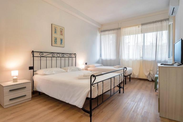 2 min Metro - Sleeps 7 - 2 BR - 2 baths - B&B Milan
