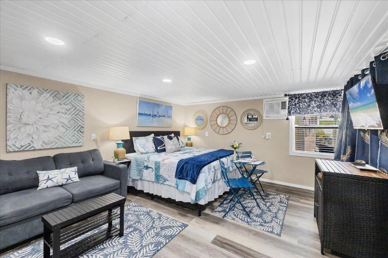 Bay Breeze Bungalow - B&B Englewood