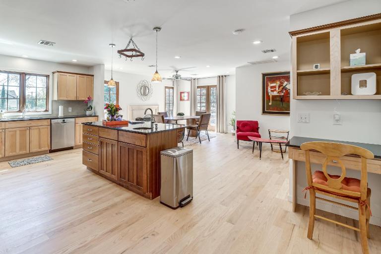 Midtown Tulsa Gem w/ MCM Decor: Private Deck, Yard - B&B Tulsa