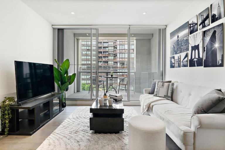 NYC-Style Luxury 2BR Apartment in Docklands with Waterfront Views, Pool and Gym - Near Marvel Stadium and CBD - B&B Melbourne