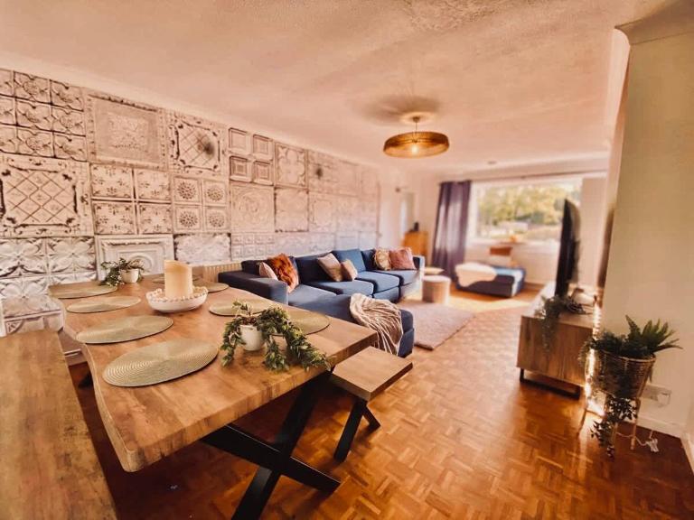 Large House in Norwich, 5 bedrooms FREE parking - Chambres d'hôtes Cringleford