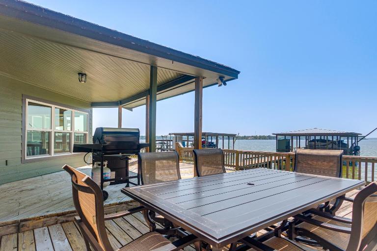 Boat, Fish, Unwind! Lakefront Livingston Getaway - B&B Livingston