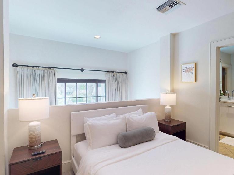 Boutique Cloverdale Loft with Balcony - B&B Montgomery