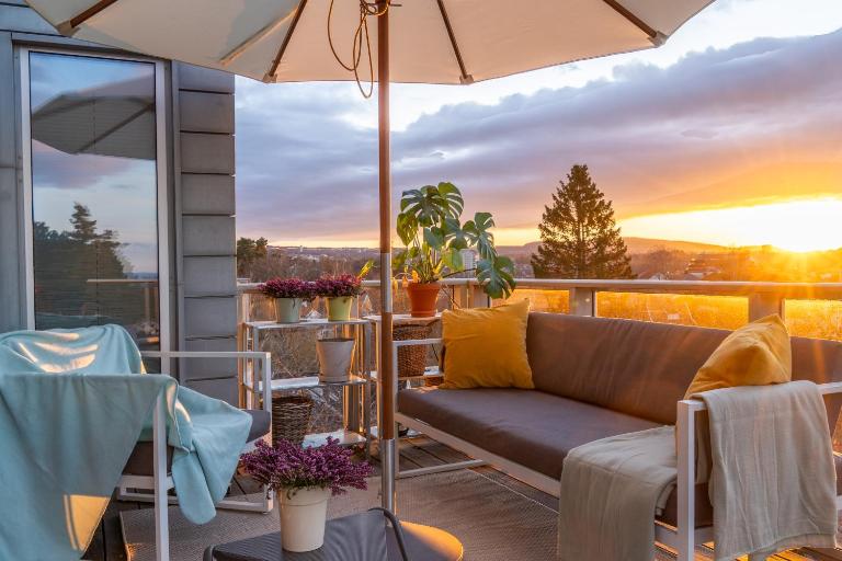 Luxury Treetop Villa Panoramic City Views and Direct Tram to Norway Cup - B&B Oslo