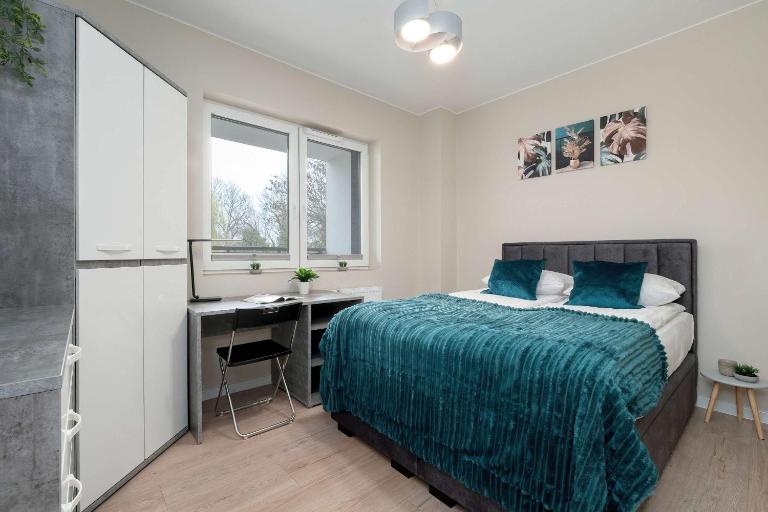 Modern Apartment with Parking and Balcony by Noclegi Renters - B&B Lodz