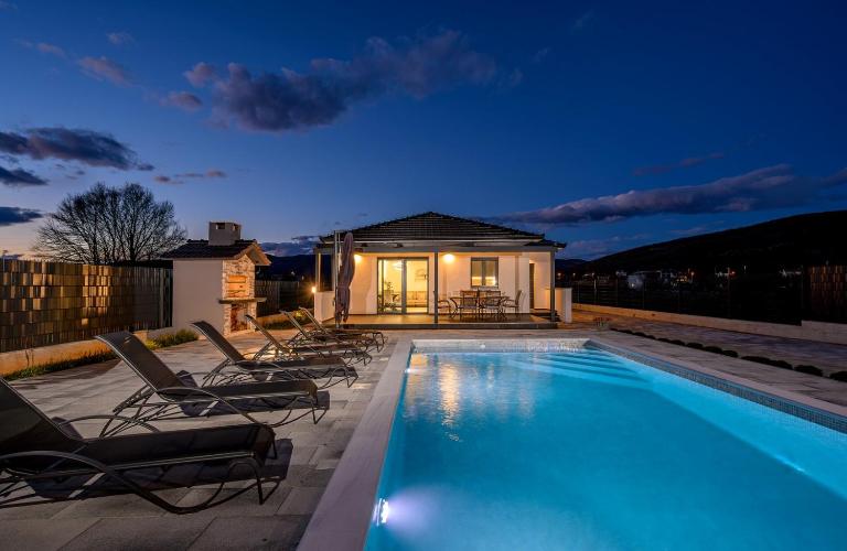 Decimum - Private Luxury Villa with Heated Pool & Spa near Split - B&B Podrug