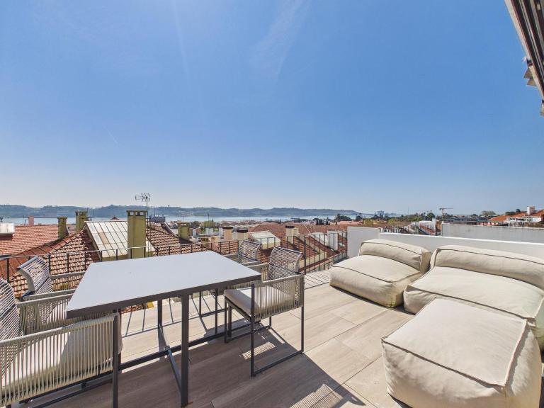 Luxurious Loft : Bridge-View Rooftop | By Airnest - B&B Lisbona