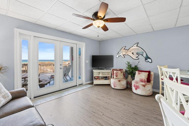 Gulf-Front Surf Club Condo 2BR, Spacious Balcony, Peaceful East End Beach Access - Bed and Breakfast Panama City Beach