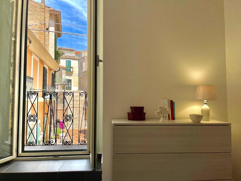 Palazzo Aglione in the historic center - B&B Spoltore