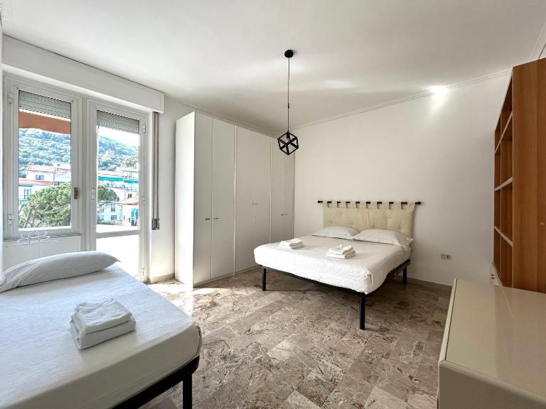 Bright Apartment for 5 with Private Parking Cinque Terre and Portovenere Gateway - B&B La Spezia