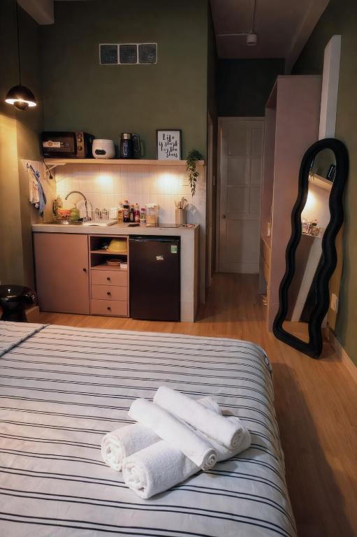 Cozy Studio with Kitchen, Balcony, Netflix in District 1 - Ferienwohnung Ho-Chi-Minh-Stadt