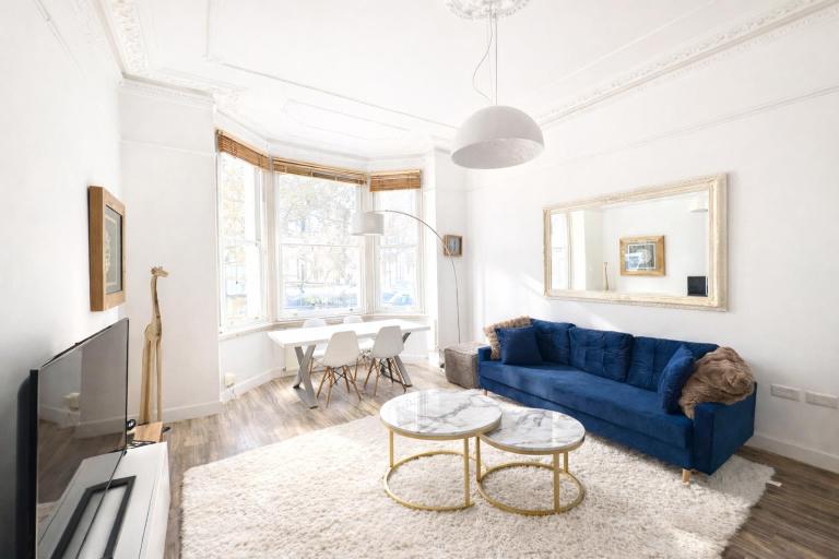 Cosy flat in front of Earls Court station - B&B London