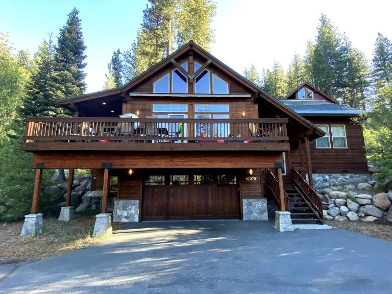 Gorgeous Donner Lake 3BR + Loft Modern Home - Chambres d'hôtes Truckee