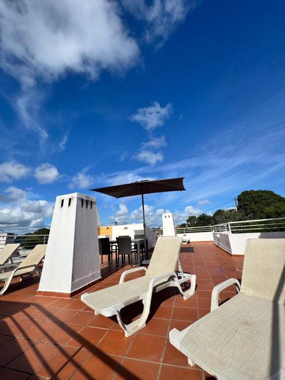Casa Julio-Rooftop Terrace & Pool 5 Min to Beach - Bed and Breakfast Carvoeiro