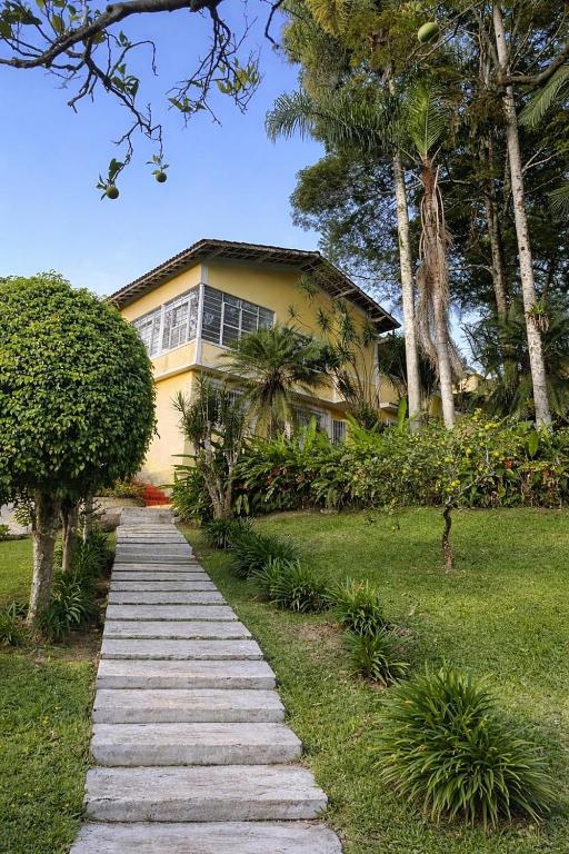 Chácara Casa Amarela - estrutura completa de lazer - ambientes elegantes e exclusivos - campo de futebol e bocha - piscina - lareiras - 10 min Rota do Vinho - Bed and Breakfast São Roque